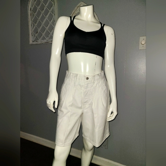 Vintage Size 10 Chic White Denim Shorts. Front Yoke and Pleats! - Picture 15 of 15